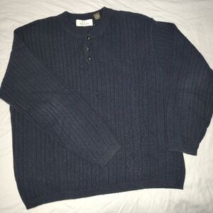 Men's Navy Sweater Bill Blass, Size XL, good condition.